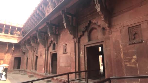 Agra, India, 10 de noviembre de 2019, Agra Fort, los turistas caminan a lo largo de la estructura de ladrillo rojo parte 6 — Vídeos de Stock