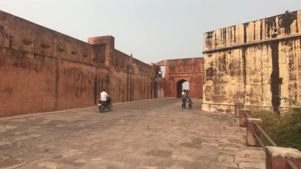 Jaipur, Hindistan - 3 Kasım 2019: Jaigarh Fort turistleri eski kalenin 8. bölümünün avlusunda yürüyor — Stok video