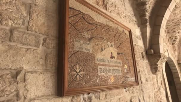 Bethlehem, Palesztina - 2019. október 20.: A betlehem bazilika belső egyházi része 9 — Stock videók