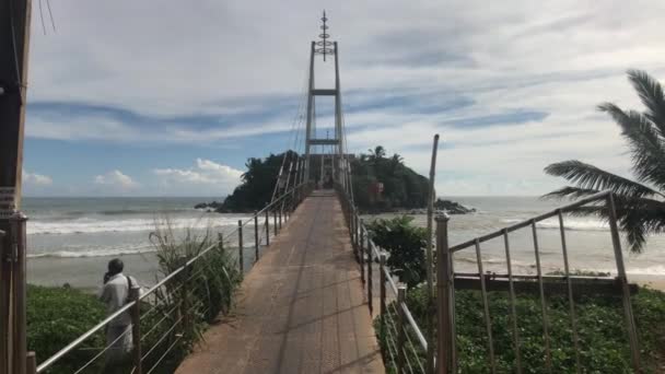 Matara, Sri Lanka, 25 de noviembre de 2019, Paravi Duwa Temple, turista en la orilla cerca del puente — Vídeos de Stock