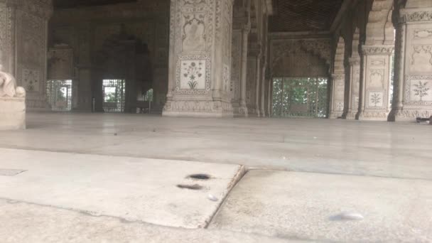 New Delhi, India, 11 november 2019, kolommen hal op het terrein van de woonplaats — Stockvideo