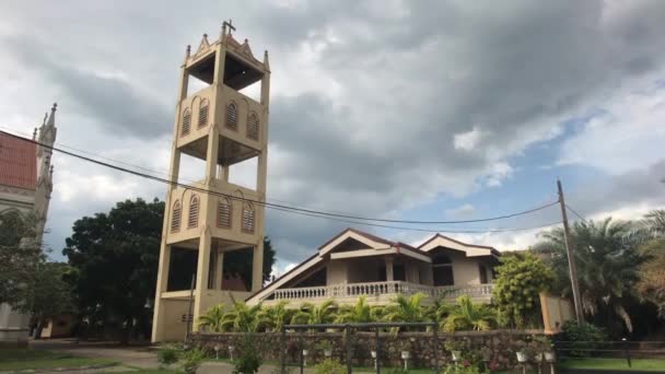 Negombo, Srí Lanka, 23. listopadu 2019, kostel sv. Šebestiána, nové území u kostela pohled z louky na zvonici — Stock video