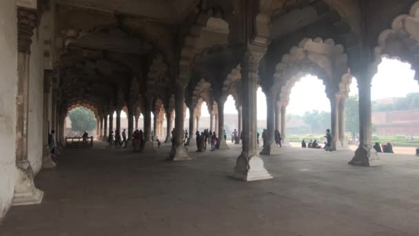 Agra, India, 10 november 2019, Agra Fort, toeristen verbergen zich voor de zon onder een luifel — Stockvideo