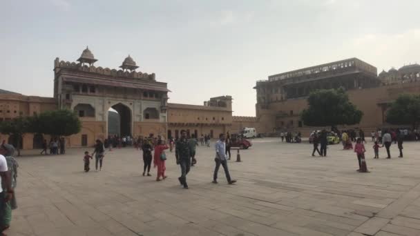 Jaipur, Indien, November 05, 2019, Amer Fort, turister inspektera de gamla byggnaderna runt dem del 4 — Stockvideo