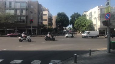 Tel Aviv, İsrail - 22 Ekim 2019: Modern şehrin 22. bölümünün sokaklarında turistler