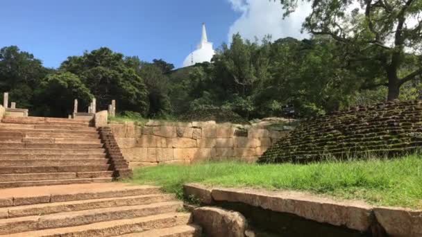 Mihintale, Шри-Ланка, вид на купол и остатки лестницы — стоковое видео
