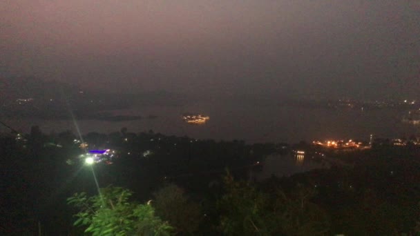 Udaipur, India - Vista del lago nocturno desde la montaña — Vídeos de Stock