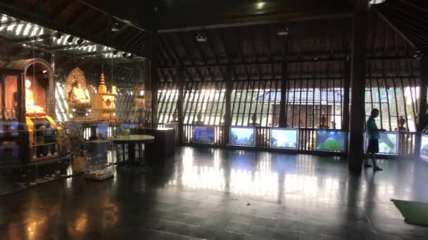 Colombo, Sri Lanka, 22 november 2019, 61 Sri Jinarathana Rd, Gangaramaya Tempel toerist in de tempelkamer — Stockvideo