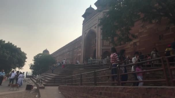 Fatehpur sikri, Indien - 15. November 2019: Verlassene Stadttouristen inspizieren die Überreste der Antike Teil 14 — Stockvideo