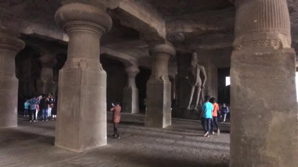 Mumbai, Hindistan - 10 Kasım 2019: Fil Mağarası turistleri tarihi harabeleri teftiş ediyor — Stok video