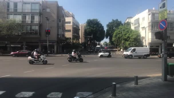 以色列特拉维夫- 2019年10月22日：现代城市22区街道上的游客 — 图库视频影像