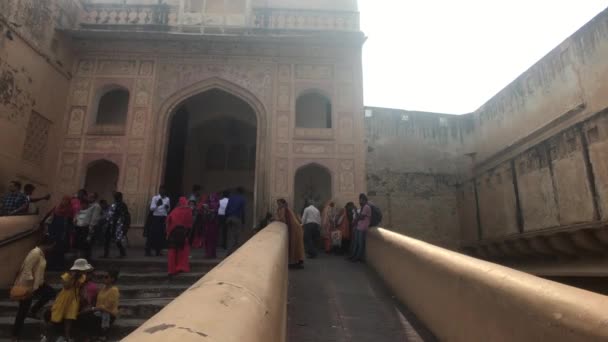 Jaipur, India, 2019. november 05., Amer erőd, a turisták pihenhetnek egy meredek lépcső lépcsőjén — Stock videók