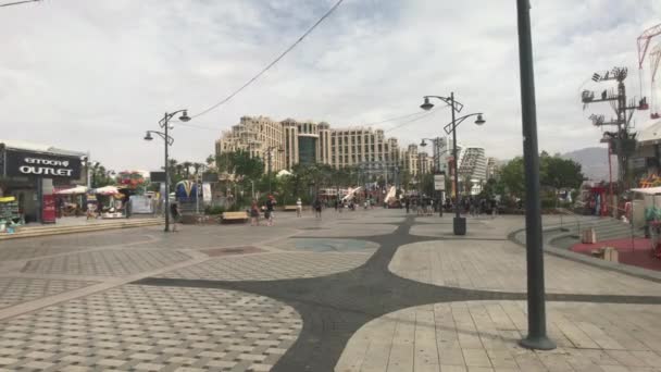 Эйлат, Израиль - 24 октября 2019 года: туристы прогуливаются по местам туристической части города 5 — стоковое видео