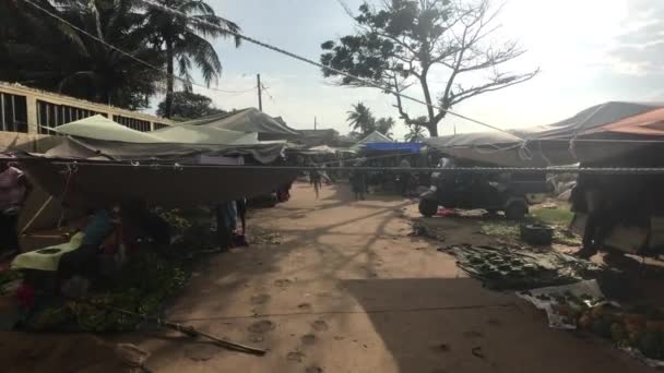 Negombo, Sri Lanka, 23 listopada 2019, ulica mała wioska z turystami — Wideo stockowe