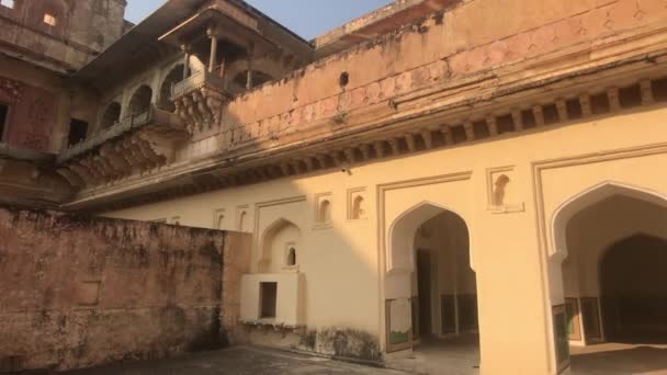 Jaipur, Indien, 05 november 2019 Amer Fort väggar i en gammal fästning med många dörrar och fönster del 2 — Stockvideo