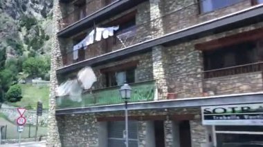 Andorra, tuğla bir binanın önündeki sokağı kapat.