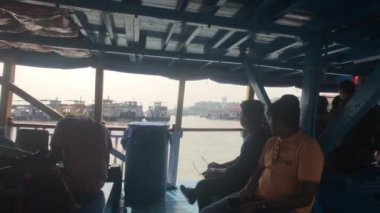 Mumbai, Hindistan - 10 Kasım 2019: Arap Denizi turistleri 3.