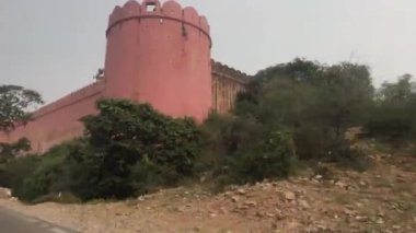 Jaipur, Hindistan - eski kale bölüm 14 'te uzun güçlendirilmiş duvar