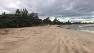 Weligama, Sri Lanka, çok geniş okyanus plajı.