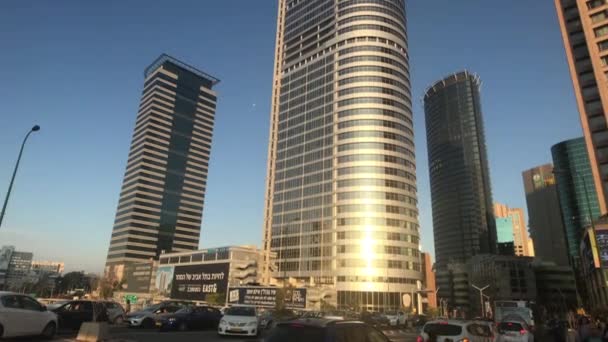 Tel Aviv, Izrael - 2019. október 22.: turisták a modern város utcáin 11. rész — Stock videók