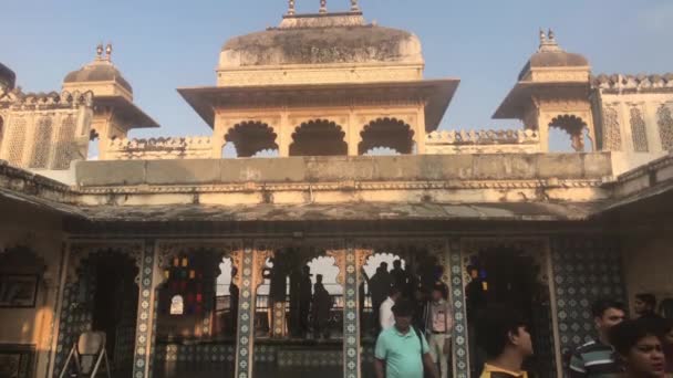 Udaipur, Índia - 13 de novembro de 2019: turistas do Palácio da Cidade se movem entre os quartos dentro do palácio parte 12 — Vídeo de Stock