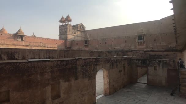 Jaipur, India, 05 november 2019, Amer Fort toeristen lopen door het plein langs doorgangen — Stockvideo