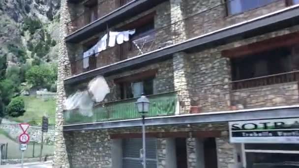 Andorra, Un primer plano de una calle frente a un edificio de ladrillo — Vídeo de stock