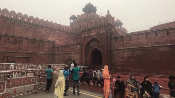 New Delhi, India, 11 novembre 2019, Forte Rosso, i turisti in coda all'ingresso — Video Stock