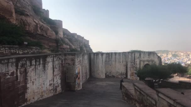 Jodhpur, Índia - 06 de novembro de 2019: Mehrangarh Fort Tourist sobe em estrada íngreme — Vídeo de Stock