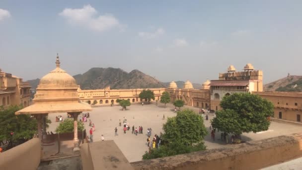 Jaipur, Indie, 5. listopadu 2019, Amer Fort, pohled shora z náměstí staré pevnosti část 2 — Stock video