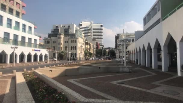 Tel Aviv, Israël - 22 octobre 2019 : les touristes se promènent dans la ville près de la mer partie 2 — Video