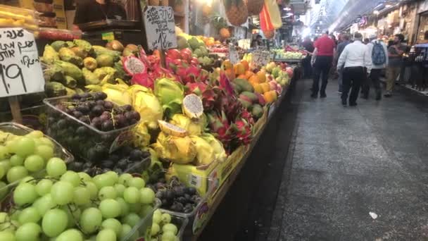 Jeruzalem, Israël - 20 oktober 2019: toeristen lopen rond op de oude markt deel 4 — Stockvideo