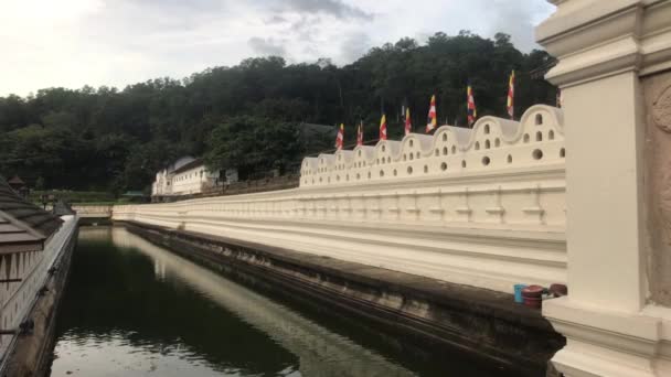 Kandy, Srí Lanka, 25. listopadu 2019, Srí Dalada Maligawa podél zdi a kanálu s vodou v chrámu — Stock video