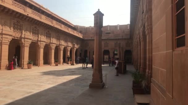 Jodhpur, India - November 06, 2019: Umaid Bhawan Palace tourists walk through the halls part 6 — Stok video