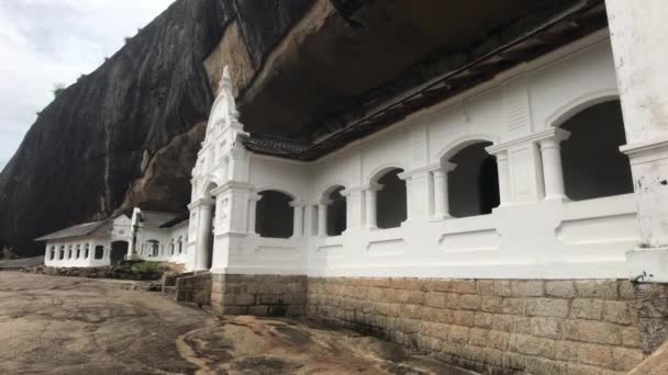Dambulla, Sri Lanka, del av grottingången — Stockvideo