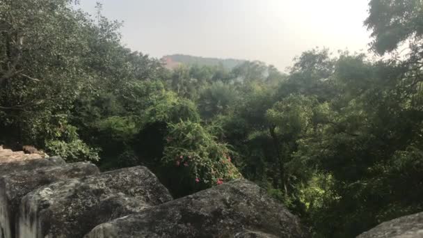 Udaipur, Indie - góry pod płotem starej twierdzy — Wideo stockowe