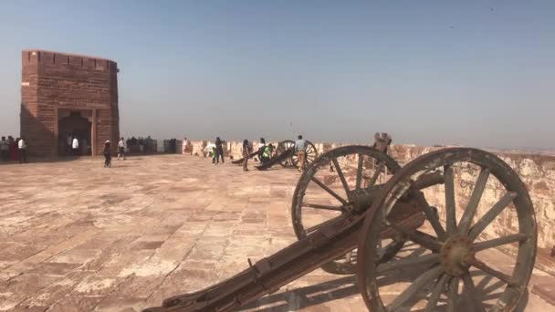 Jodhpur, Índia - 06 de novembro de 2019: Os turistas do Forte de Mehrangarh vêem os pontos turísticos da antiga fortaleza parte 7 — Vídeo de Stock