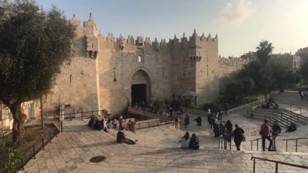 Jerusalem, Israel - October 20, 2019: tourists move to the historic sites of the old city part 10 — ストック動画