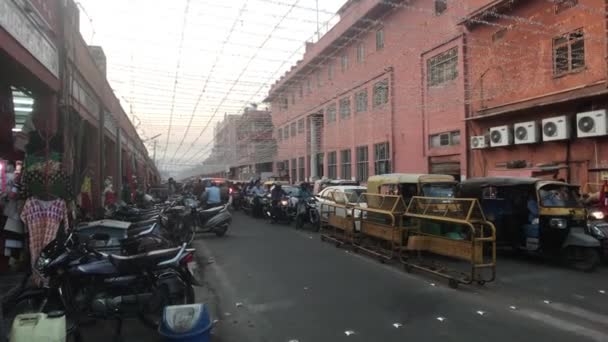Jaipur, India - 2019. november 03.: Turista utca gyorsétellel — Stock videók
