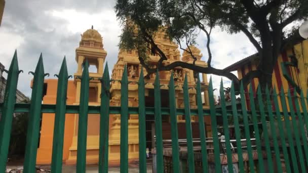 Negombo, Srí Lanka, gyönyörű épület a kerítésen keresztül. — Stock videók