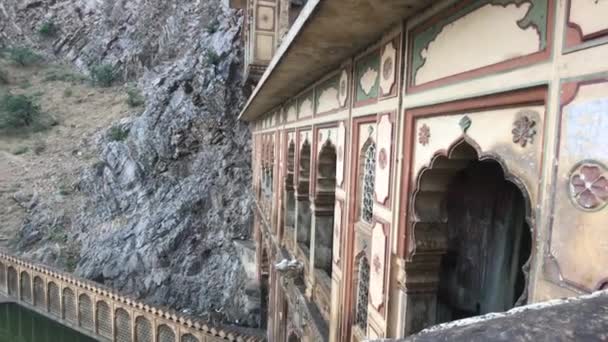 Jaipur, India - Galta Ji, egy gyönyörű ősi fal töredéke — Stock videók