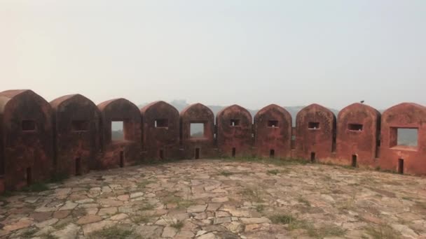 Jaipur, India - oude muren van het fort en uitzicht op de bergen vanaf een hoogte deel 4 — Stockvideo