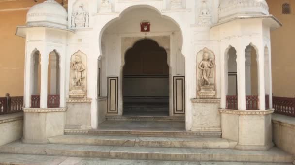 Jaipur, India - gyönyörű bejárat a komplexumba — Stock videók