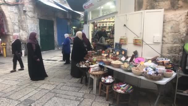 Jerusalén, Israel - 20 de octubre de 2019: casco antiguo con los turistas caminando por las calles parte 15 — Vídeo de stock