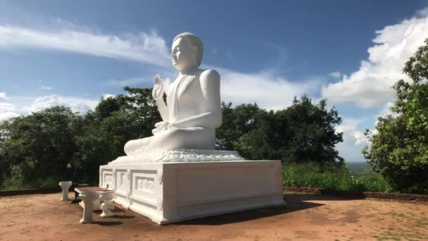 Mihintale, Sri Lanka, 24. November 2019, Mihintale Tempelkomplex, Blick auf den Buddha — Stockvideo