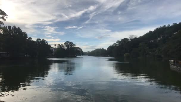 Kandy, Sri Lanka, part of the lake along the road — Stock Video