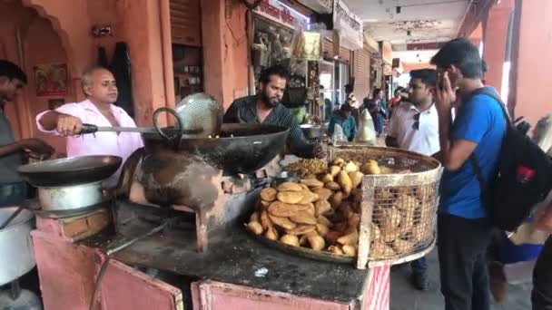 Jaipur, India - 03 november 2019: toeristen kopen straatvoedsel — Stockvideo