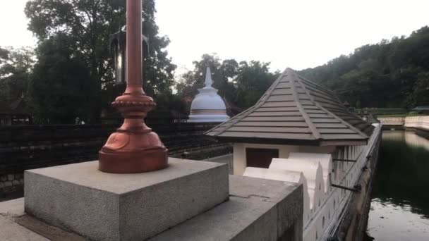 Kandy, Sri Lanka, November 25, 2019, Sri Dalada Maligawa along the wall and Dagoba in the temple — Stok video