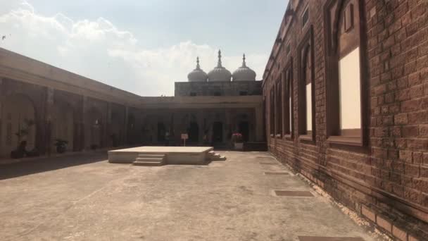 Jodhpur, India - massive walls of the courtyard of the fortress part 3 — ストック動画