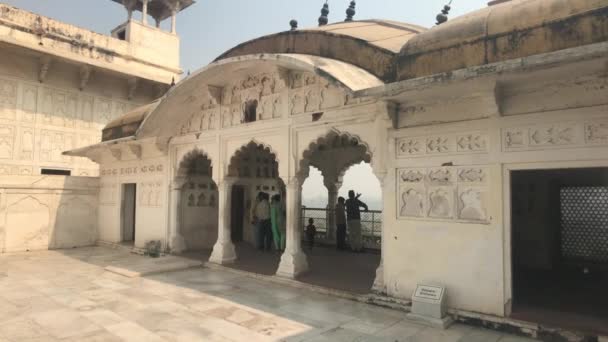 Agra, Hindistan, 10 Kasım 2019, Agra Kalesi, turistler panoramik manzaralı bir balkonda dikilirken konuşuyor. — Stok video